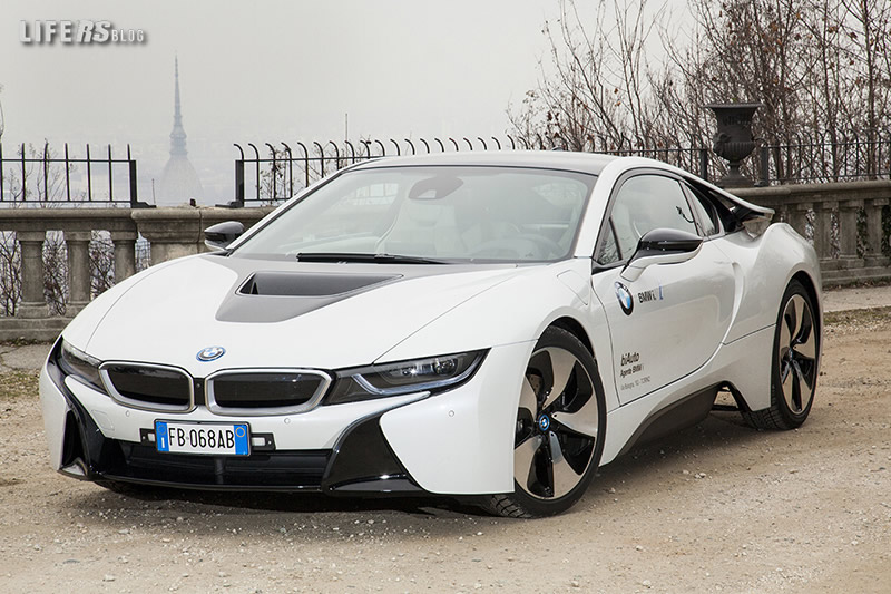 BMW i8 strada 4